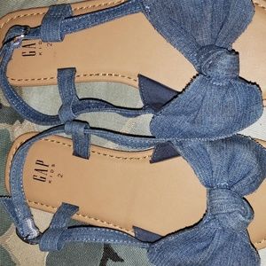 GAP GIRLS DENIM DISTRESSED BOW SANDALS